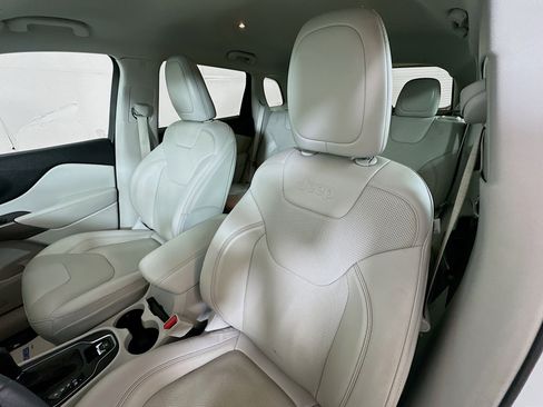 Used 2022 Jeep Cherokee Latitude Lux w/ Mopar Interior Package image 19