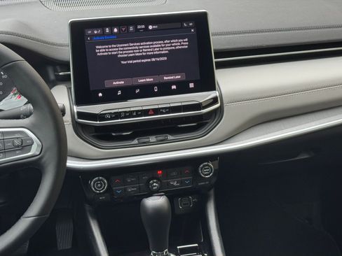 Used 2025 Jeep Compass Limited image 21