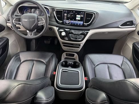 Used 2024 Chrysler Pacifica Select image 11
