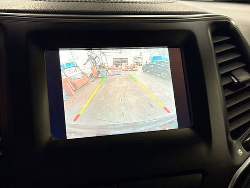 Used 2019 Jeep Cherokee Latitude Plus image 14