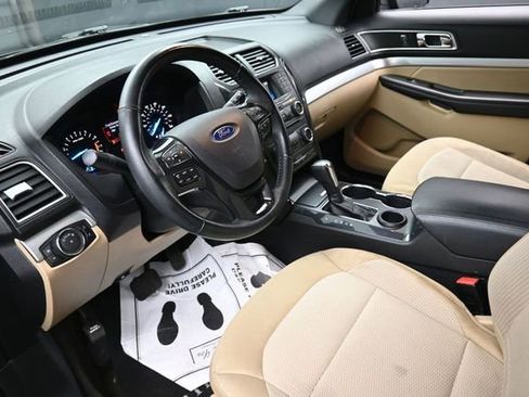 Used 2017 Ford Explorer XLT FWD image 18
