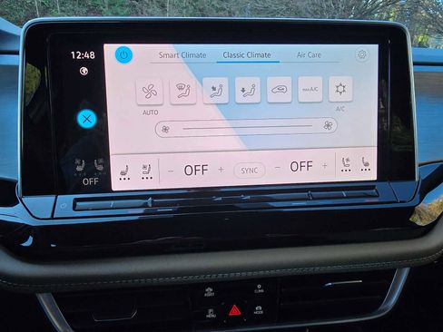 Used 2024 Volkswagen Atlas Cross Sport SE image 31