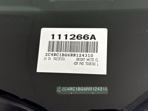 Used 2024 Chrysler Pacifica Touring-L FWD image 30
