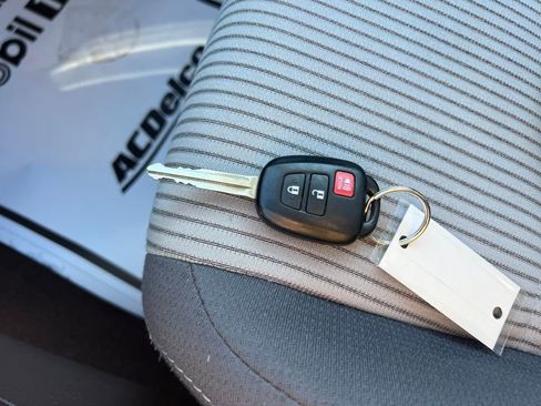 Used 2013 Toyota RAV4 XLE image 29