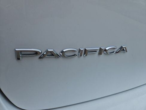 Used 2025 Chrysler Pacifica Select FWD image 23