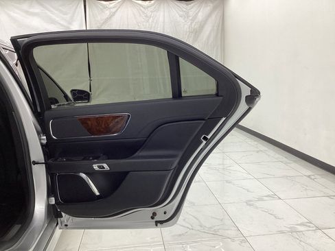 Used 2017 Lincoln Continental Select image 24