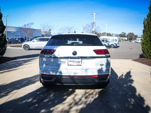 Used 2022 Volkswagen Atlas Cross Sport SE image 9