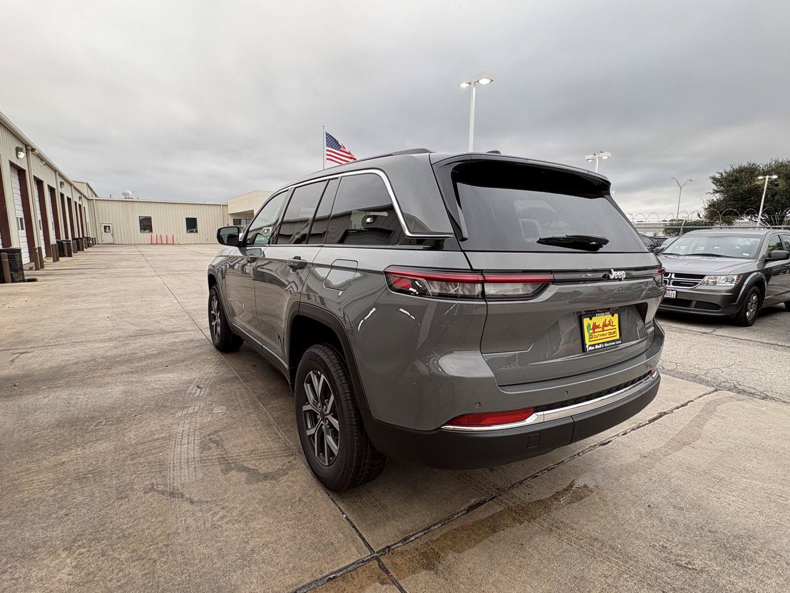 New 2027 Jeep Grand Cherokee Laredo X RWD image 3