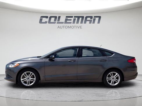 Used 2018 Ford Fusion SE w/ Fusion SE Technology Package FWD image 2