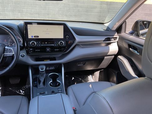 Used 2023 Toyota Highlander XLE FWD image 17