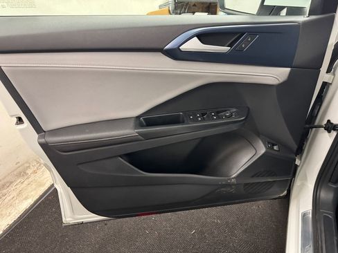 Used 2024 Volkswagen Taos SE image 14