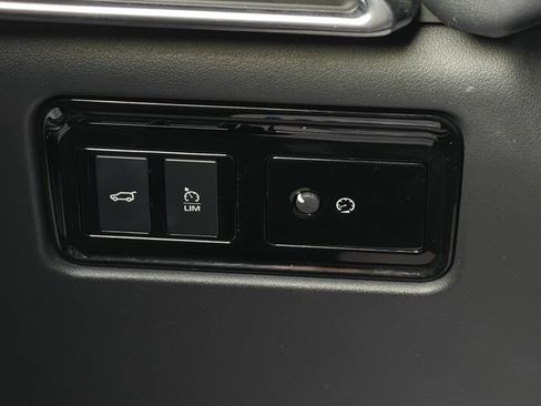 Used 2020 Jaguar F-PACE Premium image 27