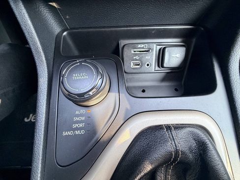 Used 2016 Jeep Cherokee Latitude AWD/4WD image 7