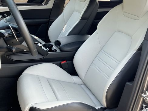 Certified 2025 Porsche Cayenne S image 5