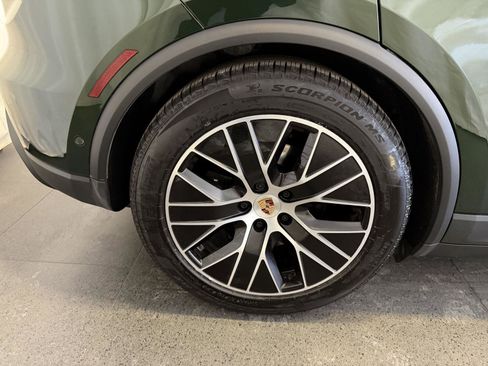 Certified 2025 Porsche Macan Electric image 12