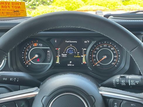 Used 2025 Jeep Wrangler Unlimited Sahara AWD/4WD image 15