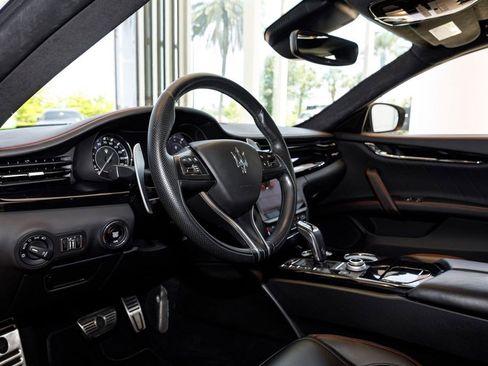Used 2022 Maserati Quattroporte Modena RWD image 32