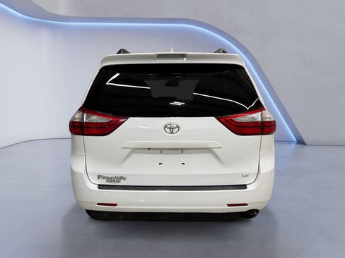 Used 2019 Toyota Sienna LE FWD image 4