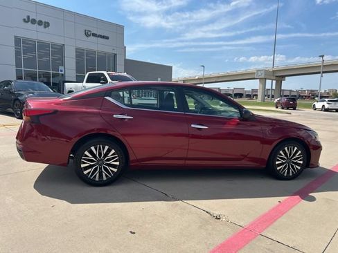 Used 2024 Nissan Altima 2.5 SV FWD image 14