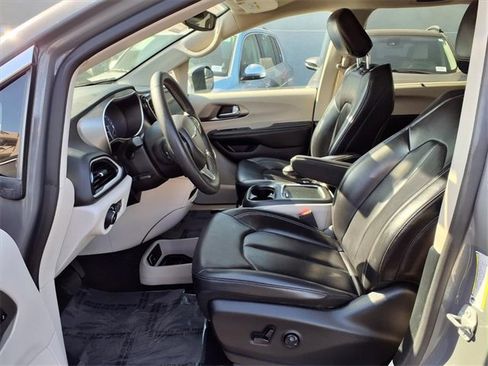 Used 2023 Chrysler Pacifica Touring-L image 12