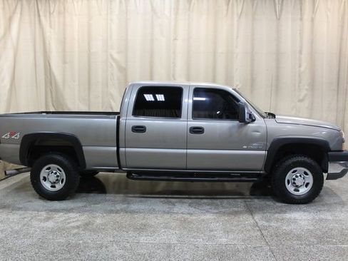 Used 2006 Chevrolet Silverado 2500 W/T w/ Heavy-Duty Power Package image 2