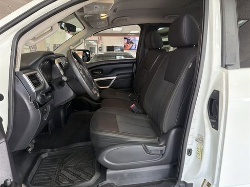 Used 2017 Nissan Titan SV image 9