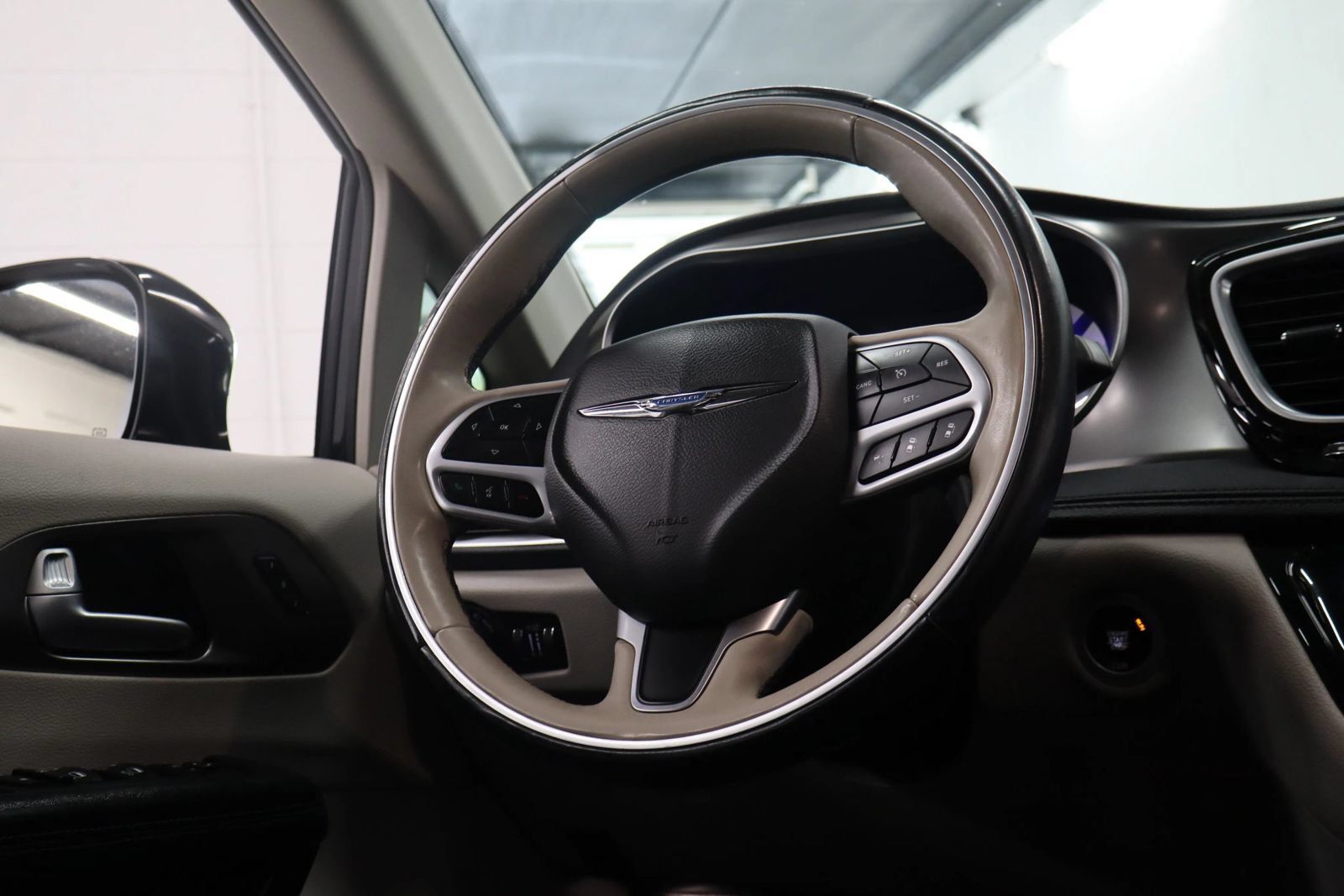 Used 2017 Chrysler Pacifica Limited w/ UConnect Theater Package FWD image 40
