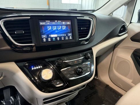 Used 2021 Chrysler Voyager Lxi image 14