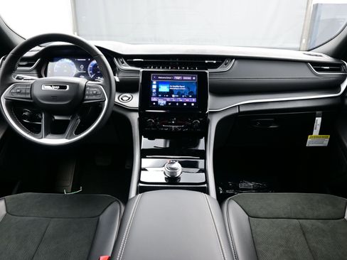 New 2025 Jeep Grand Cherokee Altitude image 9