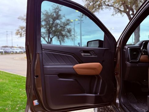 Used 2024 GMC Canyon AT4 w/ Technology Package image 23