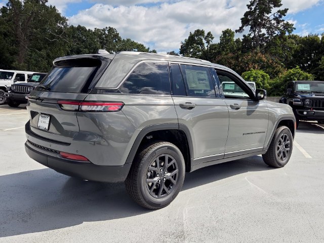 New 2027 Jeep Grand Cherokee Altitude RWD image 9