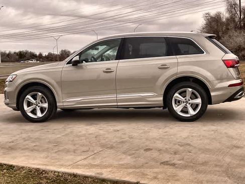 Used 2023 Audi Q7 Premium w/ Convenience Package image 4