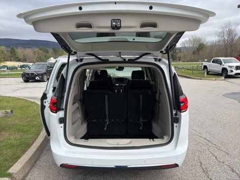 Used 2023 Chrysler Pacifica Touring-L FWD image 13