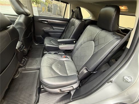 Used 2022 Toyota Highlander Platinum FWD image 27