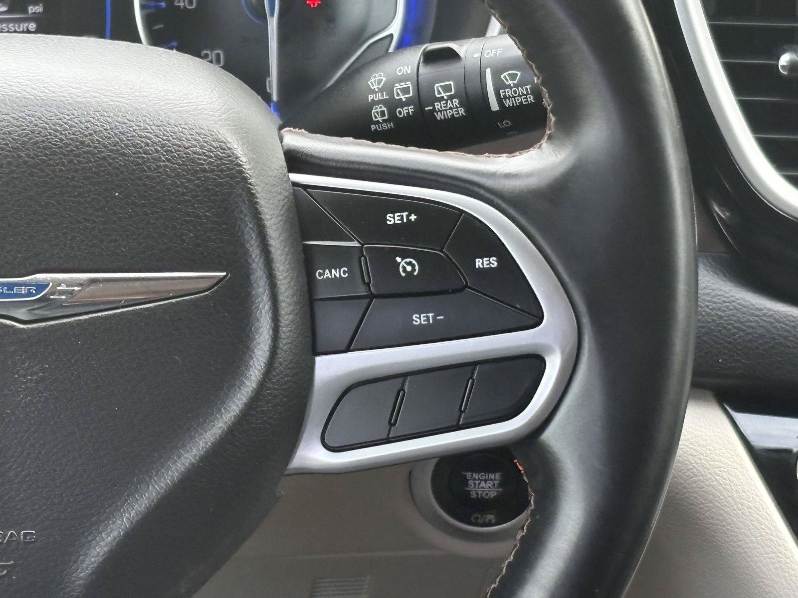 Used 2018 Chrysler Pacifica Touring-L w/ Tire & Wheel Group FWD image 14