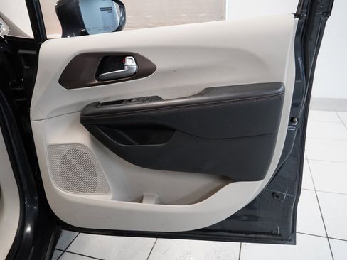 Used 2019 Chrysler Pacifica Touring-L image 27