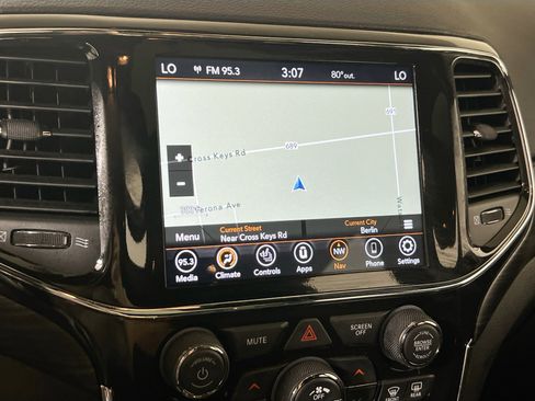 Used 2022 Jeep Grand Cherokee Laredo X image 13