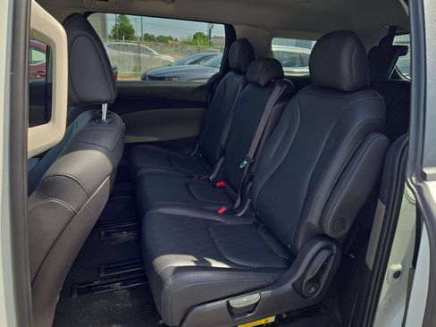 Used 2026 Kia Carnival FWD image 11