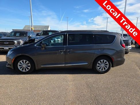 Used 2017 Chrysler Pacifica Touring-L image 2