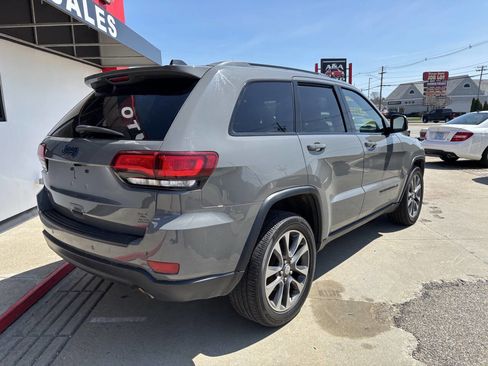 Used 2019 Jeep Grand Cherokee Laredo image 3