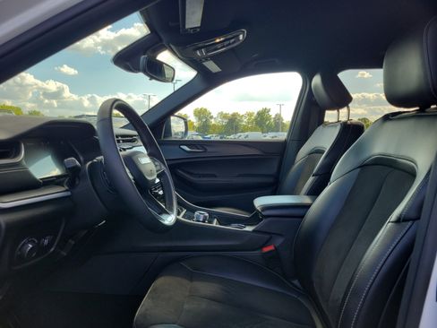 Used 2024 Jeep Grand Cherokee L Altitude image 15