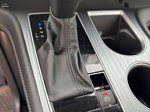 Used 2025 Toyota Sienna LE FWD image 20