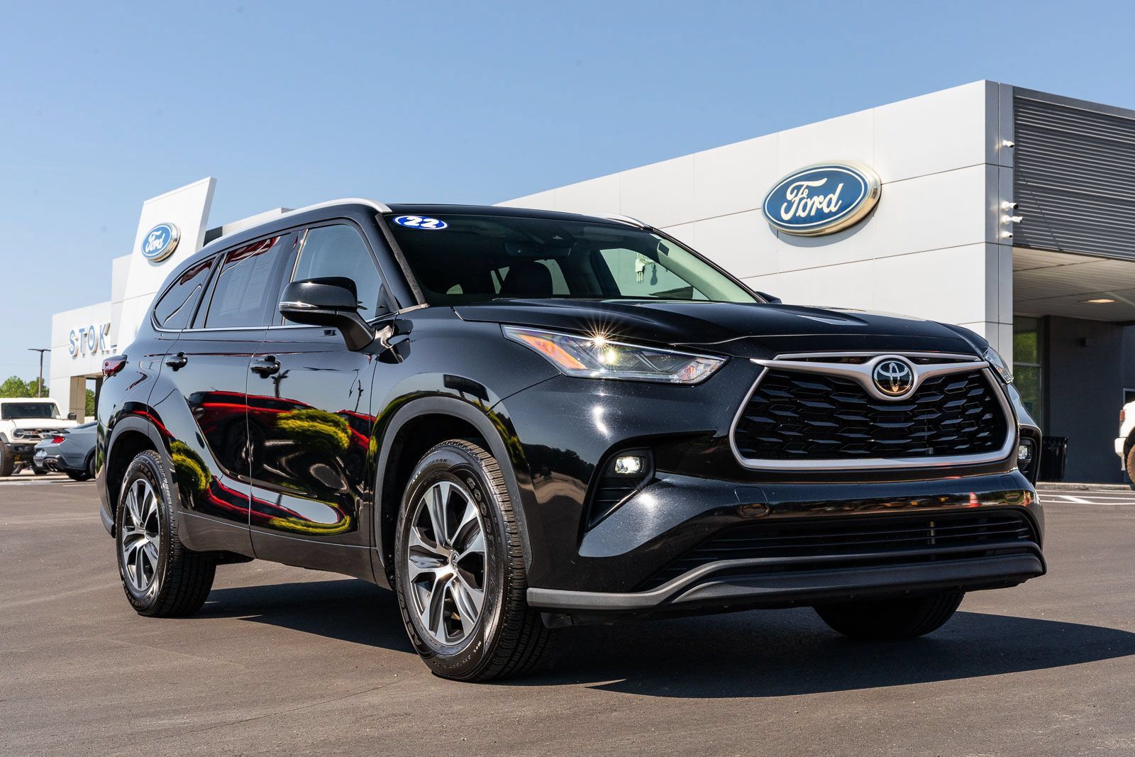 Used 2022 Toyota Highlander XLE FWD image 1