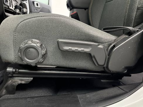 Used 2025 Jeep Wrangler Unlimited Sahara AWD/4WD image 13