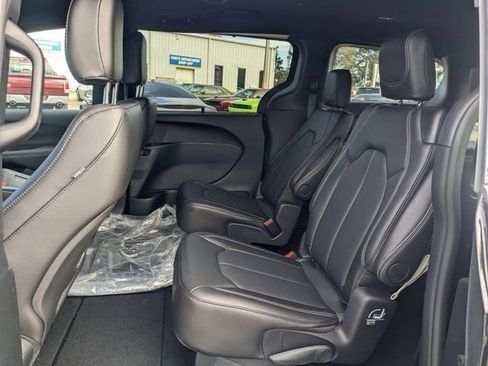 New 2025 Chrysler Pacifica Select image 15