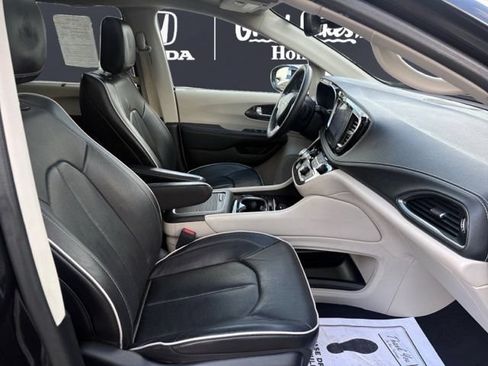 Used 2023 Chrysler Pacifica Limited FWD image 17