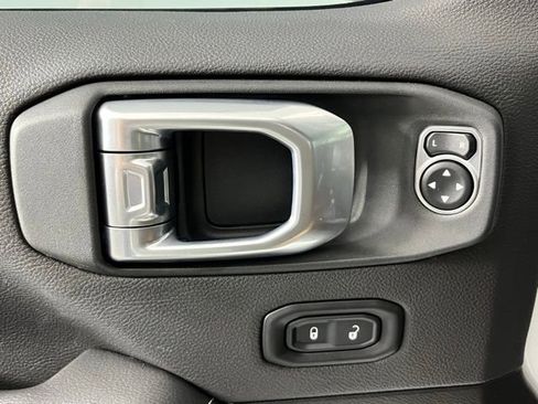 Used 2023 Jeep Wrangler Unlimited Sahara AWD/4WD image 18