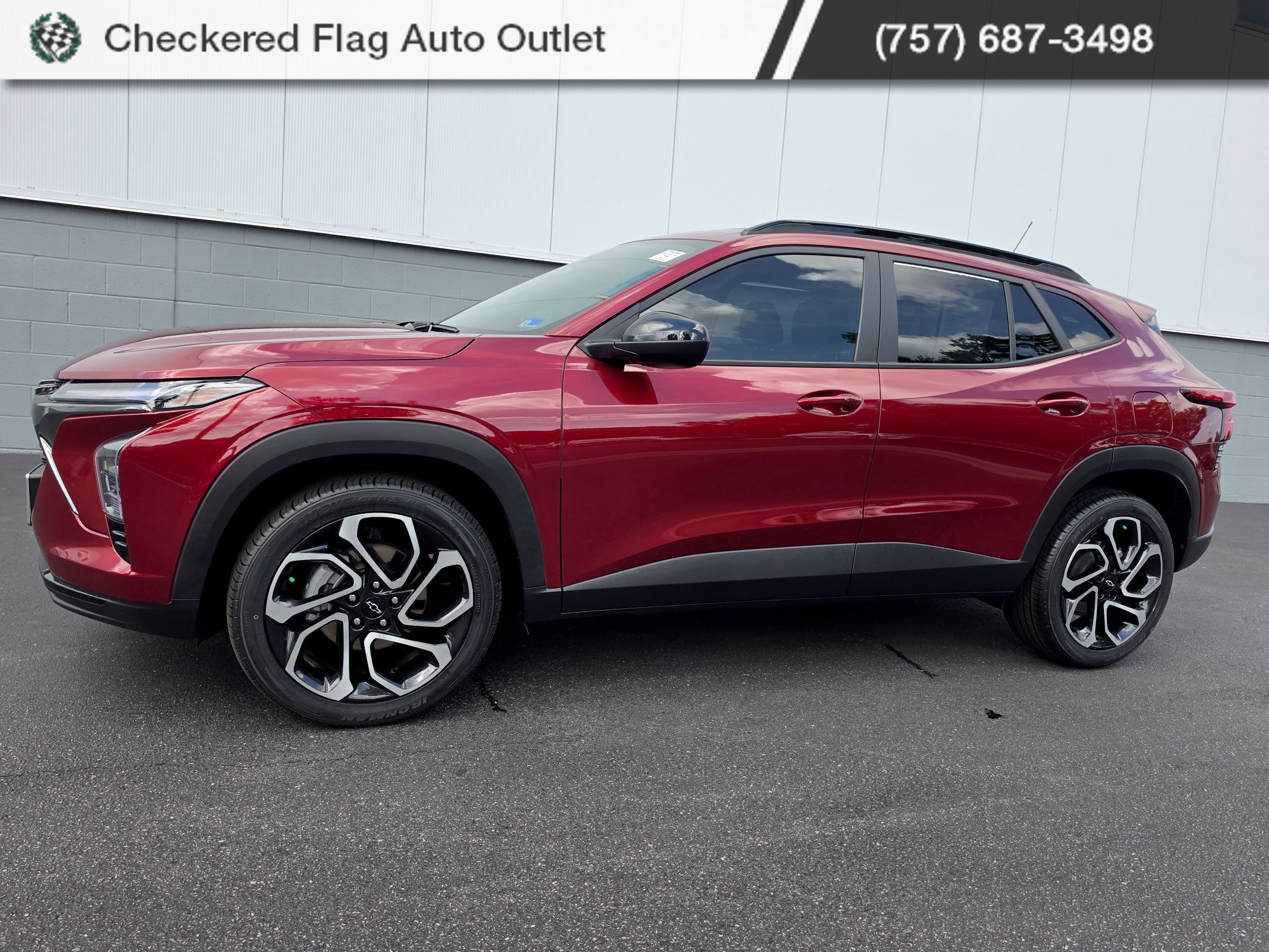 Used 2024 Chevrolet Trax RS w/ Sunroof Package FWD image 2