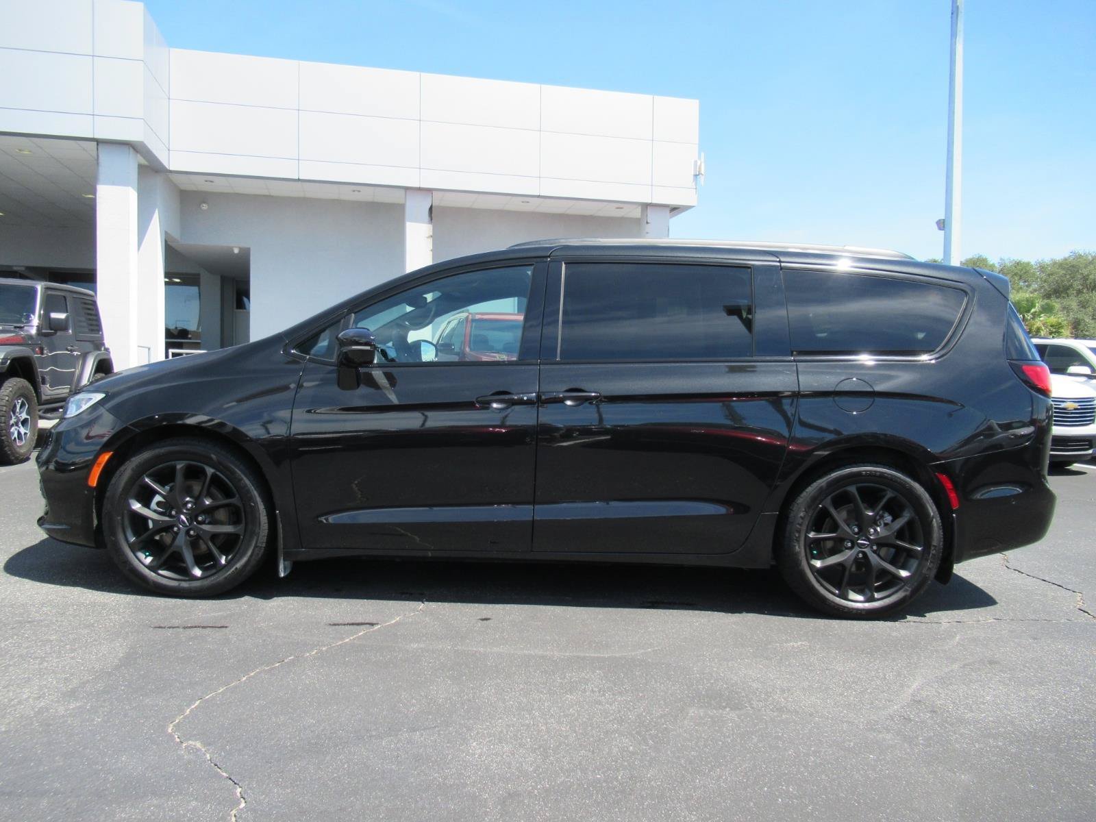 Used 2022 Chrysler Pacifica Limited w/ S Appearance Package FWD image 2