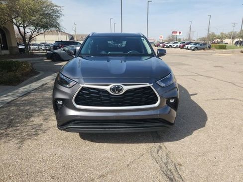 Used 2023 Toyota Highlander XLE image 4